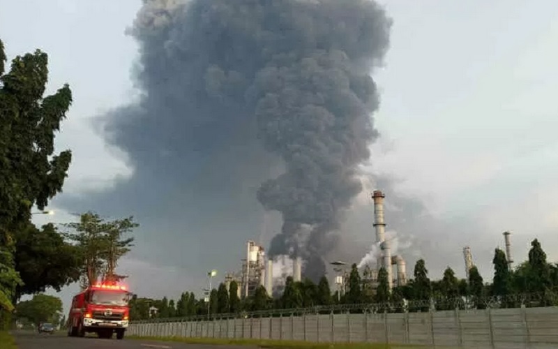 Mobil pemadam kebakaran melintas di lokasi kebakaran kilang PT Pertamina di Balongan, Jawa Barat, Senin (29/3/2021). - Antara