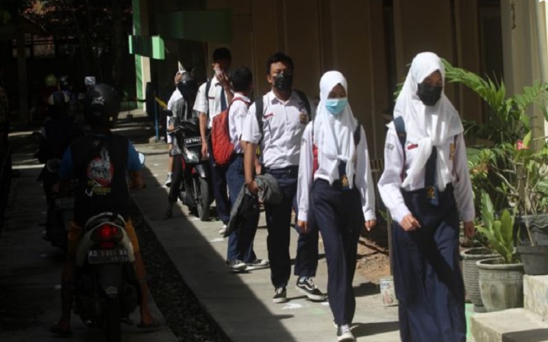 Ilustrasi - Siswa kelas IX SMP Negeri 7 Solo berjalan dengan menjaga jarak aman saat pulang meninggalkan sekolah seusai mengikuti Simulasi Pembelajaran Tatap Muka (PTM) di sekolah, Rabu (24/3/2021)./JIBI - Solopo/Nicolous Irawan 