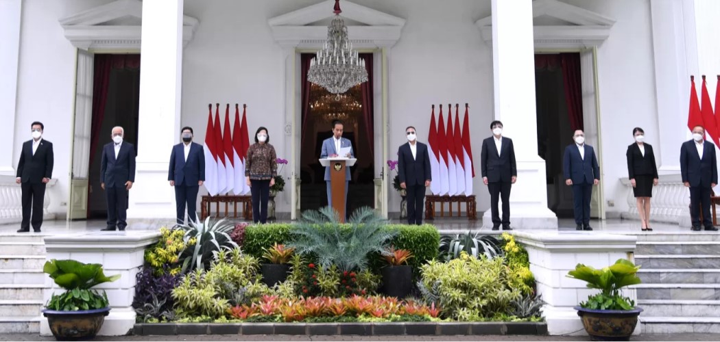 Presiden Joko Widodo (tengah) memperkenalkan jajaran lengkap SWF Indonesia di Istana Negara, Selasa (16/2/2021). - Dok. Setpres