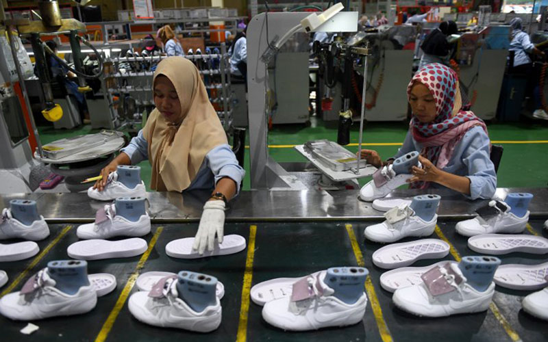 Kegiatan di salah satu pabrik sepatu di Tangerang, Banten./Antara - Akbar Nugroho Gumay