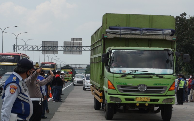 Kendaraan di atas sumbu tiga atau truk diminta keluar dari tol Cipali untuk mengantisipasi lonjakan arus balik libur panjang, Minggu (4/4 - 2021). Bisnis/Kim Baihaqi 