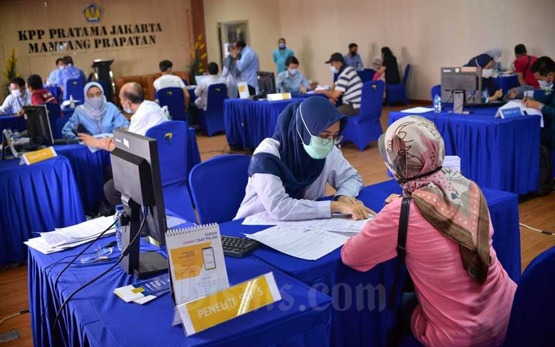Wajib pajak melaporkan surat pemberitahuan tahunan (SPT) Pajak di Kantor Pajak Pratama (KPP) Mampang Prapatan, Jakarta, Rabu (31/3/2021). Bisnis - Fanny Kusumawardhani 