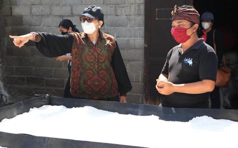 Ketua TP PKK Provinsi Bali Putri Suastini Koster kiri meninjau produksi garam di Tejakula, Buleleng, Minggu (4/4/2021). - Istimewa