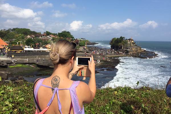 Wisatawan sedang mengabadikan Daya Tarik Wisata Tanah Lot, Bali. - Bisnis/Feri Kristianto
