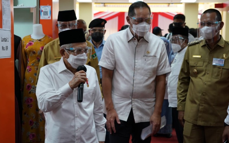Wapres Ma'ruf Amin meresmikan Pasar Rakyat Kota Pariaman kunjungan kerja ke Sumatera Barat pada Selasa (6/4/2021). Dia didampingi oleh Menteri Perdagangan Muhammad Luthfi - Dok./Setwapres