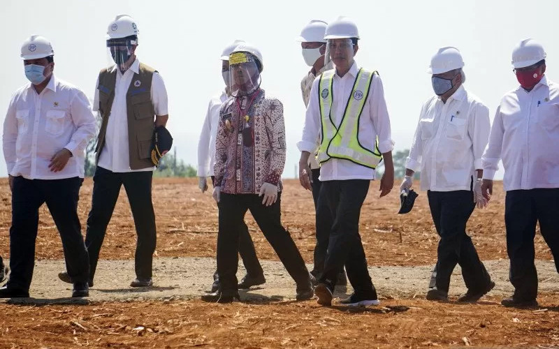 Presiden Joko Widodo (tiga kanan) didampingi Kepala Badan Koordinasi Penanaman Modal (BKPM) Bahlil Lahadalia (tiga kiri), Menteri Badan Usaha Milik Negara (BUMN) Erick Thohir (kiri), Bupati Batang Wihaji (empat kiri) dan jajaran menteri lainnya berbincang saat peninjauan Kawasan Industri Terpadu Batang dan Relokasi Investasi Asing ke Indonesia di Kedawung, Kabupaten Batang, Jawa Tengah, Selasa (30/6/2020).  - ANTARA