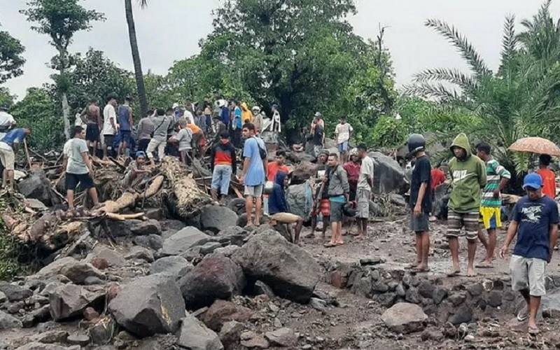 Sejumlah warga Kecamatan Ile Ape, Kabupaten Lembata, Nusa Tenggara Timur (NTT) sedang mencari para korban banjir bandang yang masih belum ditemukan, Minggu (4/4/2021). - Antara
