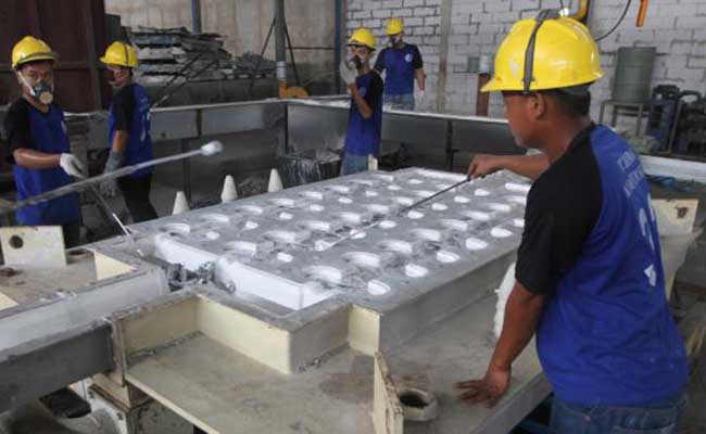 Pekerja menghitung timah batangan di salah satu pabrik di Kepulauan Bangka Belitung. Bisnis - Endang Muchtar