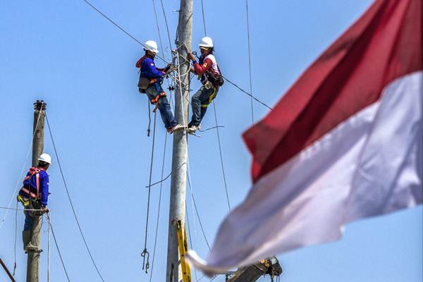 Ilustrasi petugas PLN memindahkan jaringan listrik rumah tangga di Desa Karangasem, Demak, Jawa Tengah./Antara - Aji Styawan