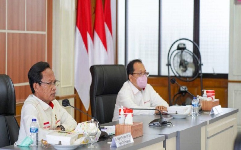 Ketua Tim Pelaksana Kajian UU ITE Sugeng Purnomo (kiri) saat menggelar rapat di Kantor Kemenko Polhukam, Jakarta, Rabu (24/2/2021). - Antara\r\n