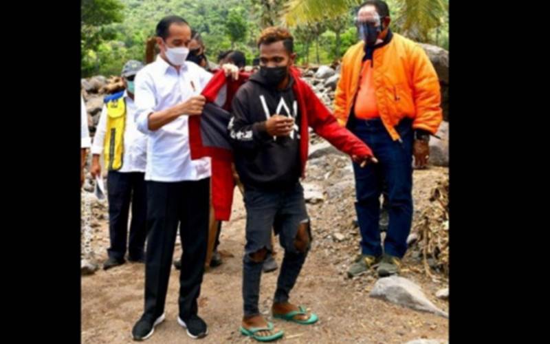 Jaket Merah Jokowi, Penawar Pilu Korban Bencana 