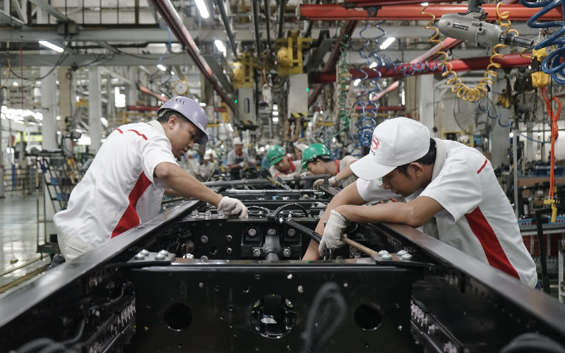 Ilustrasi. Sepanjang kuartal pertama 2020, produksi kendaraan di pabrik Hino di Karawang, Jawa Barat, turun 19% menjadi hanya 8.387 unit. Adapun penjualan ritel anjlok 43% menjadi hanya 4.637 unit. HINO