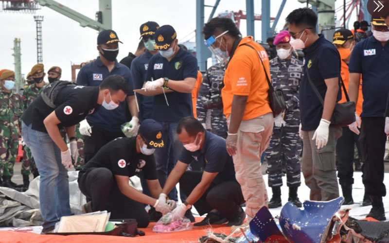 Penemuan puing/body part yang diduga bagian dari pesawat Sriwijaya Air SJ182. Puing yang ditemukan berupa serpihan body part pesawat dan baju anak-anak berwarna pink. Penemuan itu diserahkan kepada tim DVI Polri dan KNKT. - Kantor SAR Jakarta