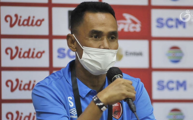 Pelatih PSM Makassar Syamsudin Batola. - LigaIndonesiaBaru.com