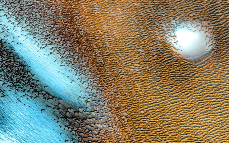 Struktur bersinar biru di planet Mars - istimewa