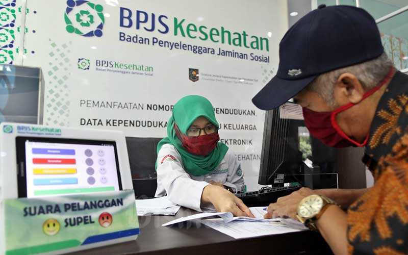 Pegawai melayani peserta BPJS Kesehatan di Jakarta, Senin (13/7/2020). Bisnis - Eusebio Chrysnamurti