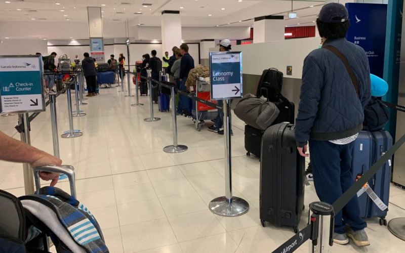 Ilustrasi - Sejumlah WNI tengah antre dalam proses boarding pada penerbangan menuju Jakarta dari Australia. Sebanyak 358 WNI mengikuti program repatriasi mandiri, difasilitasi oleh KBRI Canberra. - KBRI Canberra