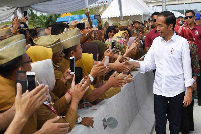 Presiden Joko Widodo menyalami aparatur sipil negara (ASN).  - ANTARA/Wahyu Putro A