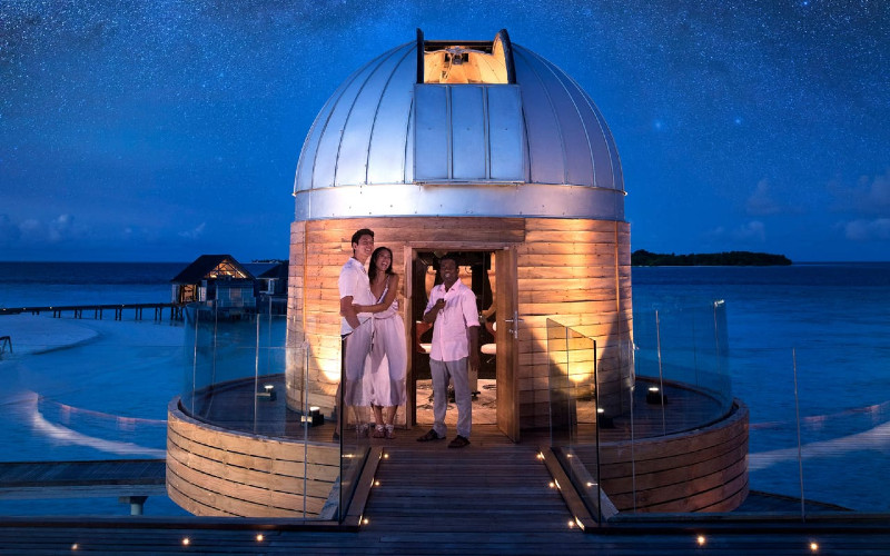 Resor di Maladewa ini Punya Teleskop Bintang di Atas Laut