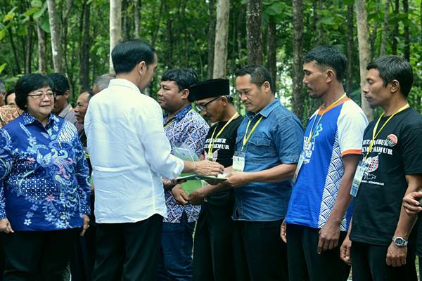 Presiden Joko Widodo menyerahkan 13 Surat Keputusan (SK) Perhutanan Sosial untuk 9.143 kepala keluarga di Desa Ngimbang, Kabupaten Tuban - Intan / Biro Pers Setpres