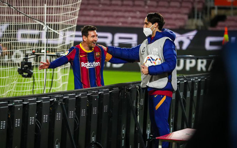 Lionel Messi (kiri) mencetak gol untuk Barcelona ke gawang Getafe dan merayakannya bersama ball boy. - Twitter@FCBarcelona