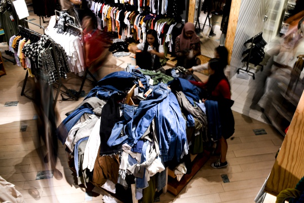 Pengunjung memilih pakaian di salah satu toko pakaian di Grand Indonesia, Jakarta, Selasa (24/12/2019). - ANTARA FOTO/Muhammad Adimaja