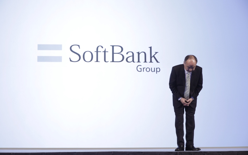 CEO Softbank Group Corp. Masayoshi Son memberi salam dalam konferensi pers di Tokyo, Jepang, Rabu (12/2/2020). - Bloomberg/Kiyoshi Ota