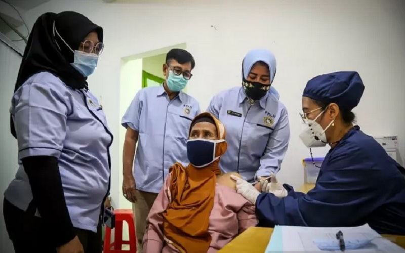 Vaksinasi warga lanjut usia (lansia) di Jakarta Utara. - Antara\r\n