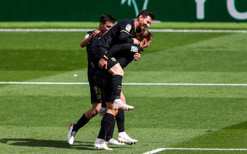 Penyerang Barcelona Antoine Griezmann (kanan) merayakan golnya ke gawang Villarreal bersama Lionel Messi (tengah) dan Pedri. - Twitter@FCBarcelona