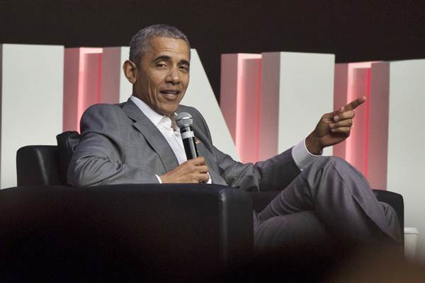 Dokumentasi - Mantan Presiden Amerika Serikat Barack Obama menjawab pertanyaan dalam diskusi Kongres Diaspora Indonesia ke-4 di Jakarta, Sabtu (1/7). - Antara/Rosa Panggabean