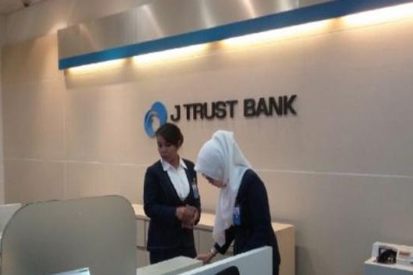 Suasana di kantor J Trust Bank - Bisnis