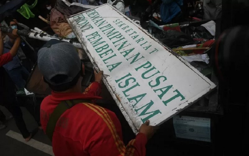 Petugas membongkar atribut saat melakukan penutupan markas DPP Front Pembela Islam (FPI) di Petamburan, Jakarta, Rabu (30/12/2020).  - Antara\r\n