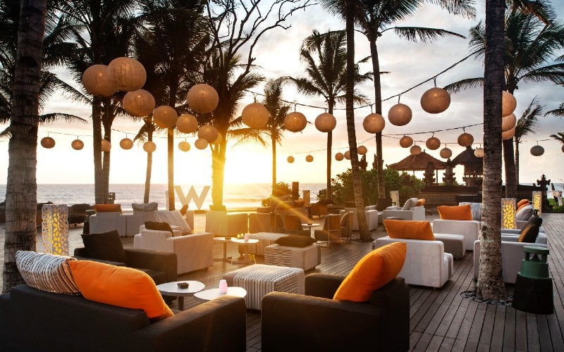 Tamu W Bali Seminyak juga dapat bersantai di akhir pekan dengan menikmati pemandangan sunset dengan alunan musik yang groovy dan asyik dari Andy Chunes (PNNY / NL), Marc Roberts (Pantai People) dan Damian Saint pada 27 Maret 2021.  - W Bali