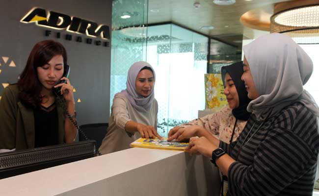 Karyawan beraktivitas di kantor Adira Finance di Jakarta. Bisnis - Endang Muchtar