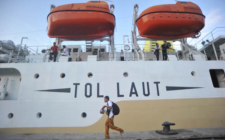 Pemudik bersiap menaiki KM Sabuk Nusantara 68 menuju Mentawai, di Pelabuhan Teluk Bayur, Padang, Sumatra Barat, Minggu (26/5/2019). - ANTARA/Iggoy el Fitra