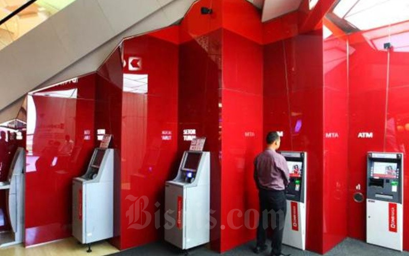 Nasabah bertransaksi melalui mesin anjungan tunai mandiri Bank CIMB Niaga di Jakarta, Senin (7/8). - JIBI/Dwi Prasetya
