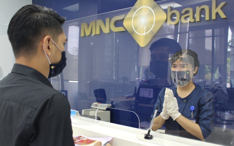 Karyawan MNC Bank melayani nasabah - Istimewa