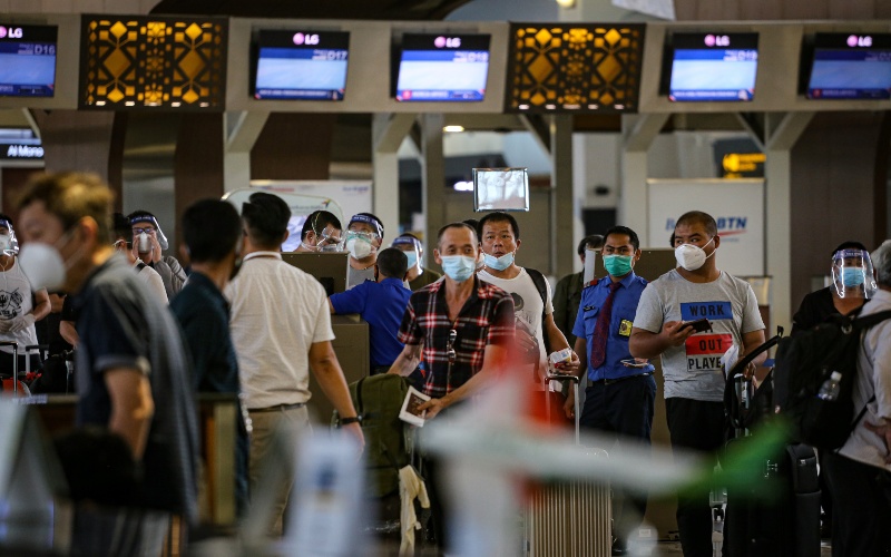 Sejumlah calon penumpang antre saat pengecekan tiket di Terminal 3 Bandara Internasional Soekarno-Hatta, Tangerang, Banten, Senin (21/9/2020). - ANTARA FOTO/Fauzan
