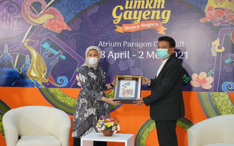 Ahmad Jamhari menerima plakat penghargaan seusai menjadi pembicara seminar dalam rangkaian acara UMKM Gayeng Monco Negoro yang diselenggarakan oleh Bank Indonesia Kantor Perwakilan Provinsi Jawa Tengah. (Foto: Istimewa)