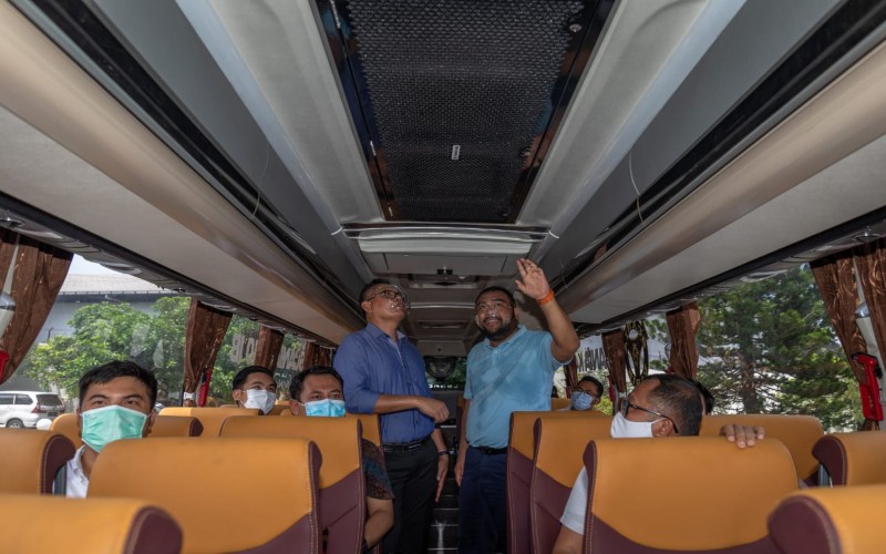 Direktur Utama PT SAN Putra Sejahtera Kurnia Lesani Adnan berbincang dengan General Manager Sales United Tractors Suhardi di dalam bus Scania K410IB-6x2 tersebut dilengkapi teknologi Intelligent Air Purification and Disinfection System 2.0, Rabu (23/12 - 2020).