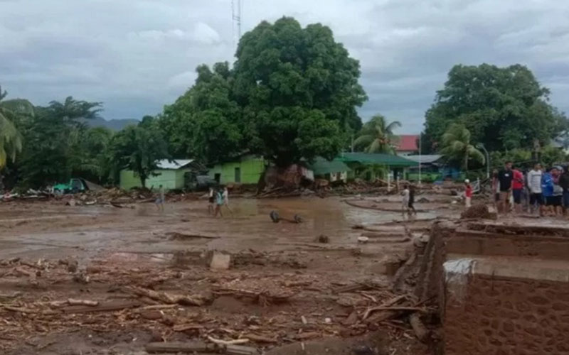 Banjir bandang melanda wilayah Waiwerang dan sekitarnya di Kecamatan Adonara Timur, Pulau Adonara, Kabupaten Flores Timur, Nusa Tenggara Timur, pada Minggu (4/4/2021) WITA dini hari. - Antara
