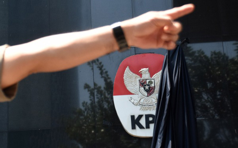 Selembar kain hitam yang menutupi logo Komisi Pemberantasan Korupsi (KPK) tersibak saat berlangsungnya aksi dukungan untuk komisi tersebut di Gedung Merah Putih KPK, Jakarta, Selasa (10/9/2019). - ANTARA FOTO/Indrianto Eko Suwarso