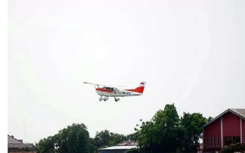 Uji coba patroli udara dengan Pesawat Cessna 172P oleh Jasa Marga di mana salah satunya untuk mendukung pemantauan pergerakan lalu lintas di jalan tol pada masa libur IdufFitri 1442 H. - Antara 