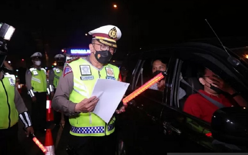 Dirlantas Polda Metro Jaya Kombes. Pol. Sambodo Purnomo Yogo memimpin Operasi Kepolisian Ketupat Jaya 2021 dalam rangka Penyekatan Jalan Tol untuk Larangan Mudik Lebaran Tahun 2021 di Titik penyekatan Cikarang Barat, Kamis (6/5/2021) dini hari - Antara