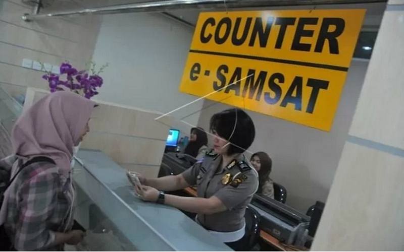 Ilustrasi - Petugas Samsat sedang melayani warga mengurus pajak kendaraan bermotor. - Antara