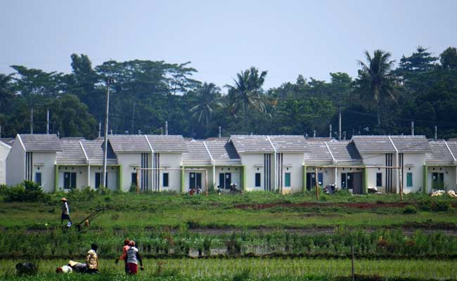 Pekerja menyelesaikan pembangunan perumahan di Jonggol, Kabupaten Bogor, Jawa Barat. - Bisnis.com