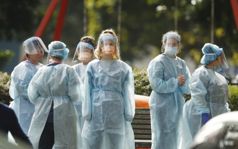 Petugas medis di Victoria yang sedang mengenakan APD - Bloomberg