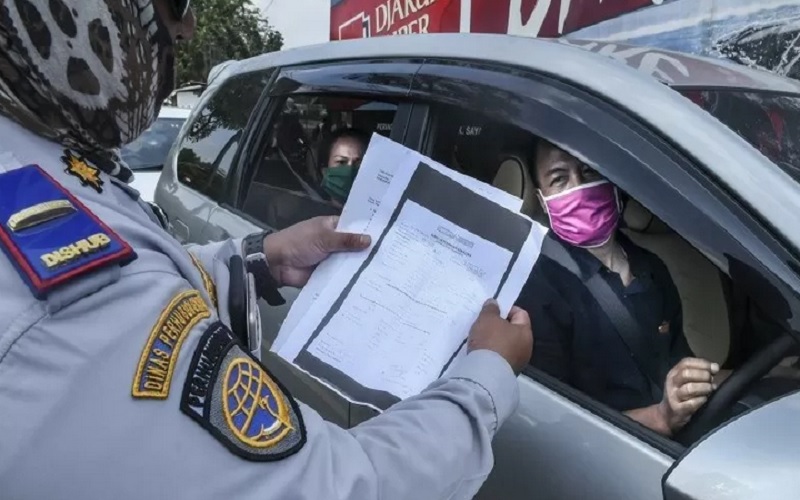 Petugas gabungan memeriksa pengendara yang akan masuk ke wilayah DKI Jakarta di kawasan perbatasan Bekasi-Karawang, Jawa Barat, Jumat (29/5/2020). - Antara\r\n