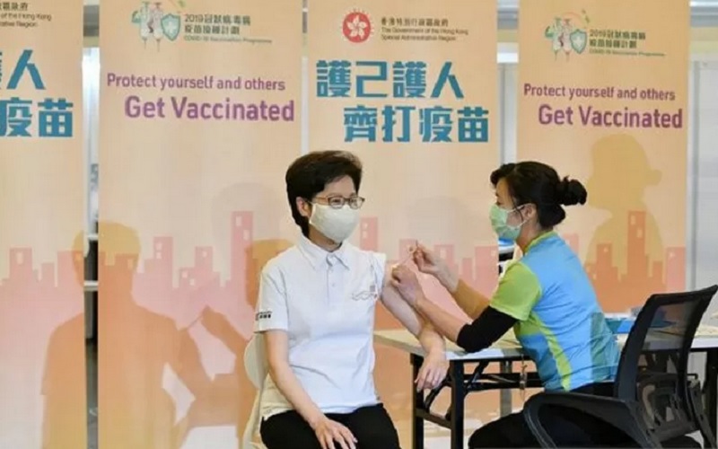 Kepala Eksekutif Hong Kong Carrie Lam saat menerima suntikan vaksin buatan China di Hong Kong, Senin (22/2/2021). - Antara \r\n\r\n