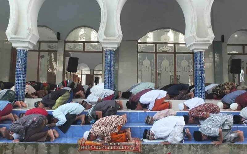 Sebagian Umat Di Jember Dan Bondowoso Salat Idulfitri Pada Rabu